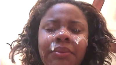 బ్రెజిలియన్ నల్లజాతి అమ్మాయి పెద్ద డిక్‌తో అంగ సంపర్కం తర్వాత ఆమె ముఖం మీద సహనాన్ని పొందుతుంది
